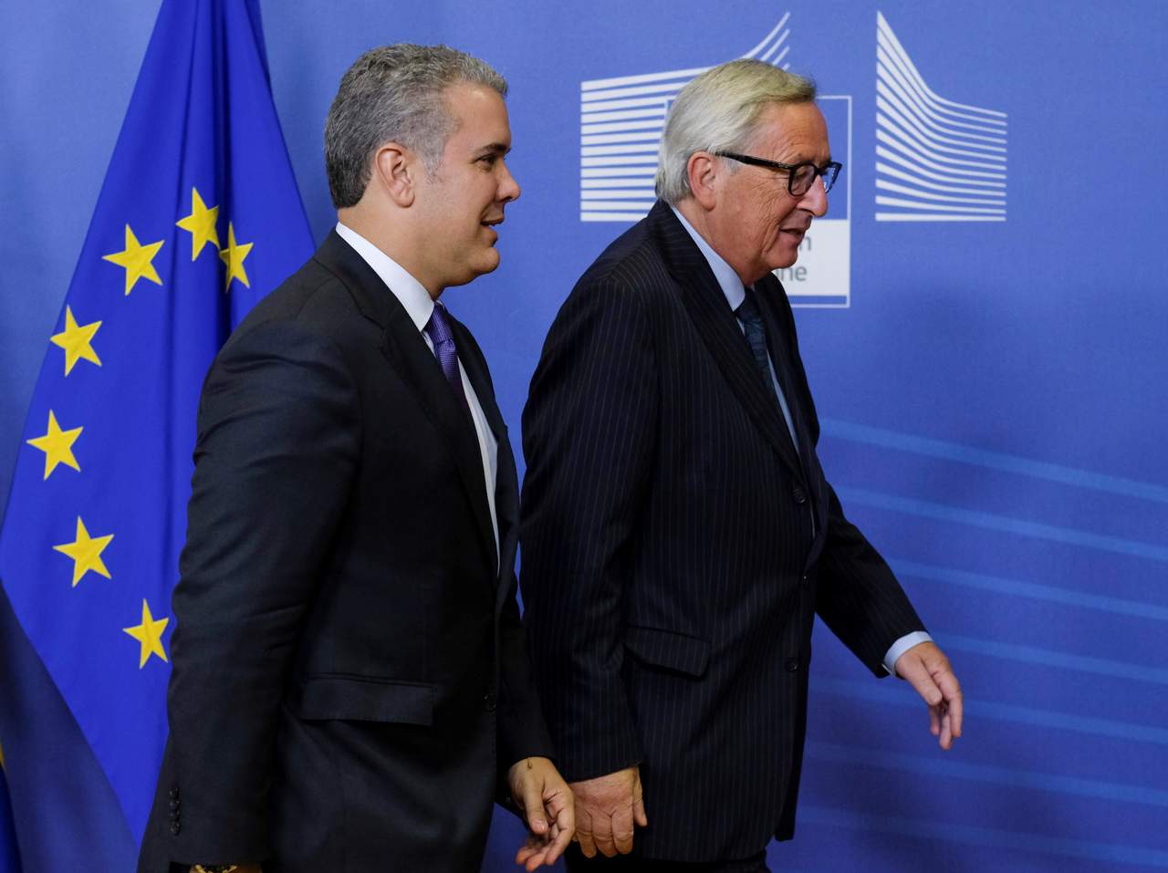 El presidente de la Comisión Europea, Jean-Claude Juncker (d), recibe al presidente colombiano, Iván Duque Márquez, antes de su reunión en Bruselas, Bélgica. (EFE)