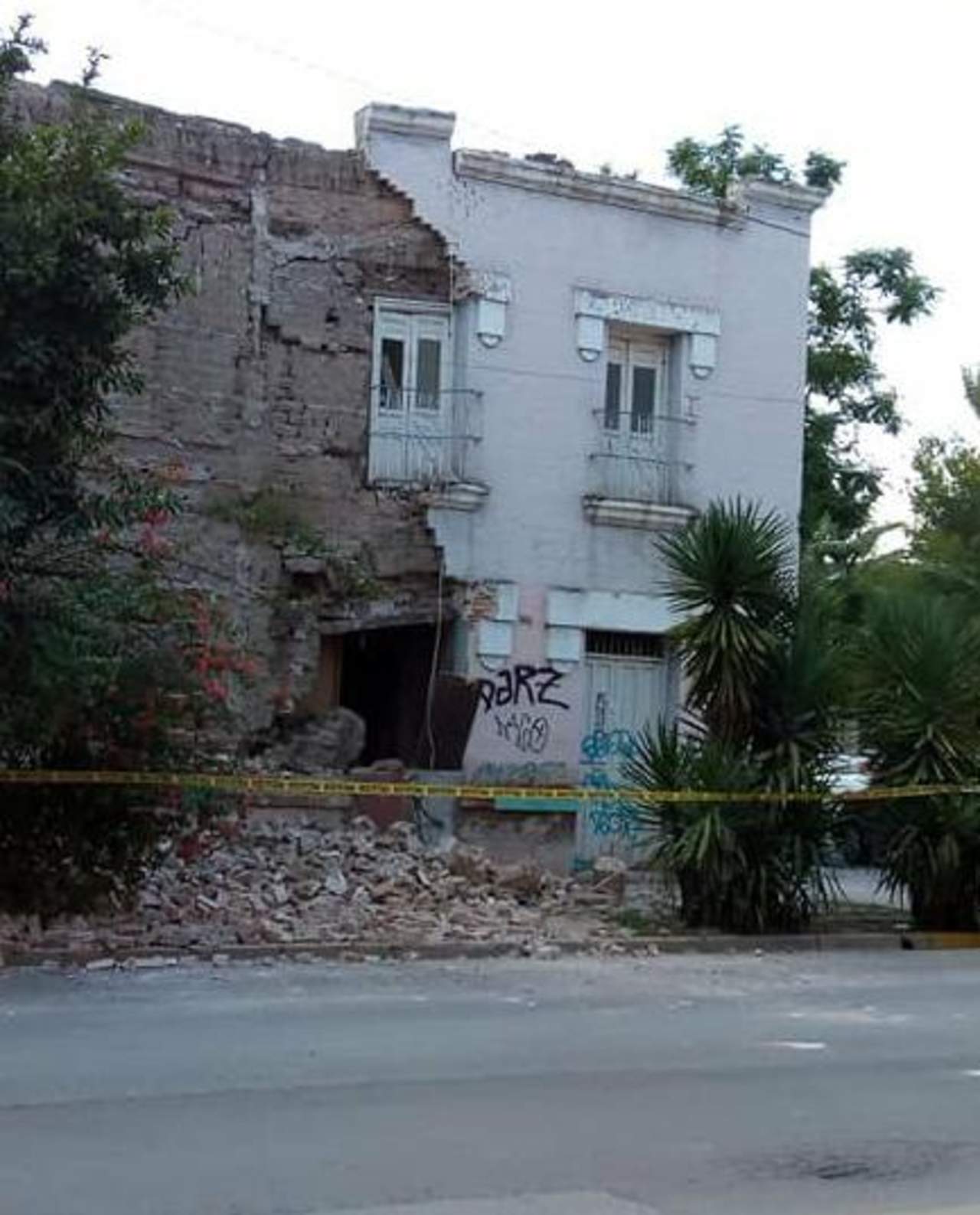 A las 17:15 horas se reportó la caída de parte de un muro frontal en una finca del sector Centro, ubicada en el cruce de la calle Francisco Zarco y la avenida Morelos. (EL SIGLO DE TORREÓN)