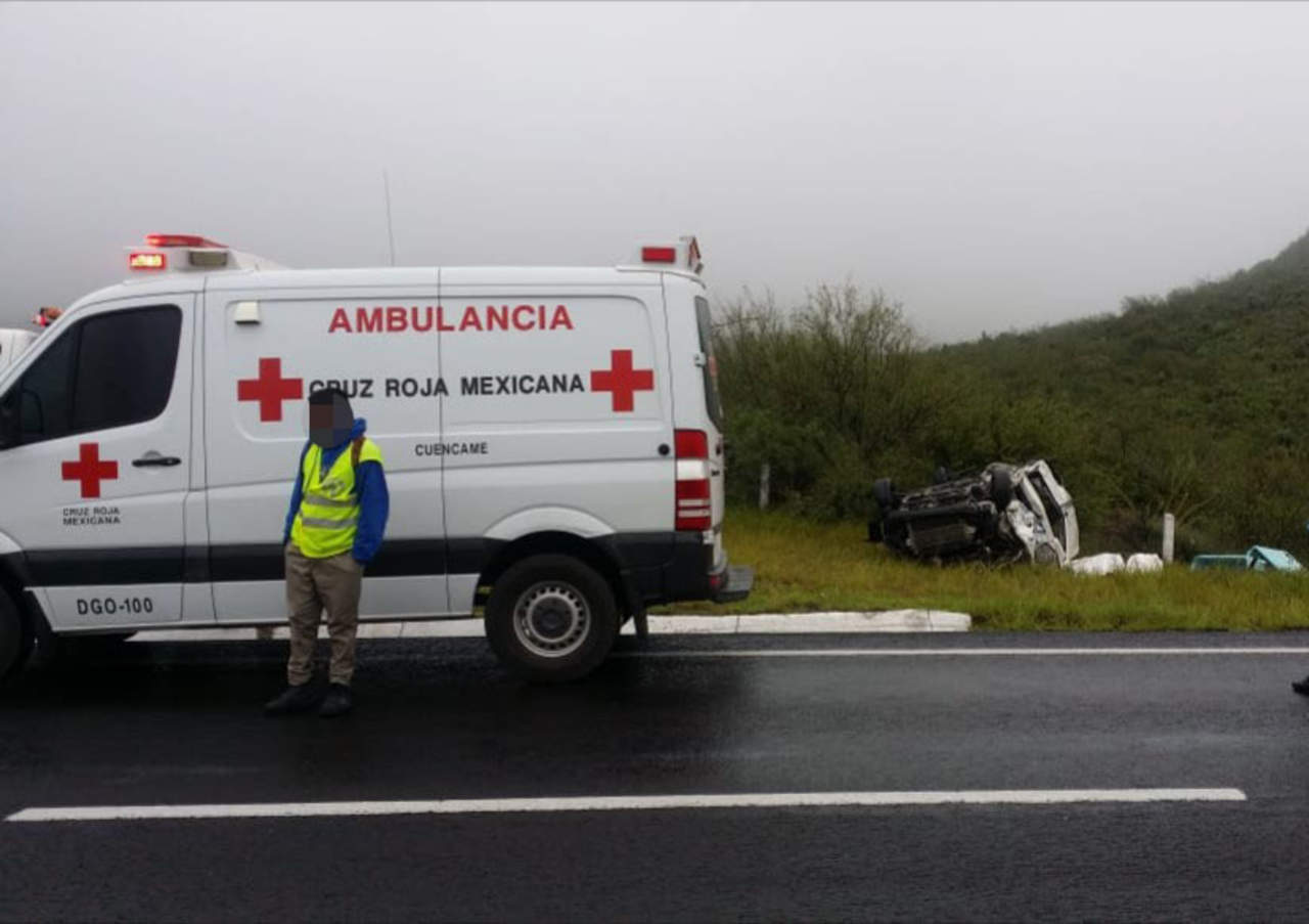 Hasta el lugar del accidente arribaron los paramédicos de la Cruz Roja de Cuencamé. (EL SIGLO DE TORREÓN)