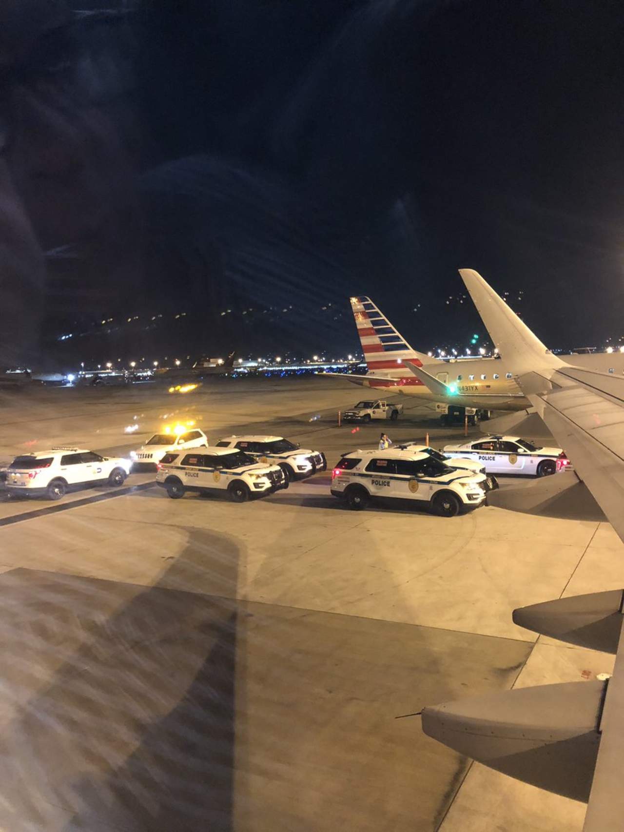 El Departamento de Policía de Miami-Dade confirmó que los pasajeros del vuelo 257 de la empresa American Airlines fueron evacuados en el Aeropuerto Internacional de Miami en Florida, aunque luego precisó que se trató de una amenaza 'no creíble'. (ARCHIVO)