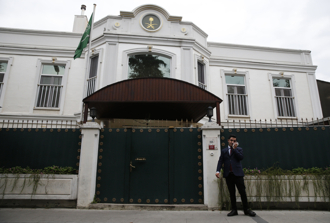 Oponen. Las autoridades saudíes no permitieron al equipo de investigación de Turquía registrar el jardín ni el pozo del consulado. (AP)