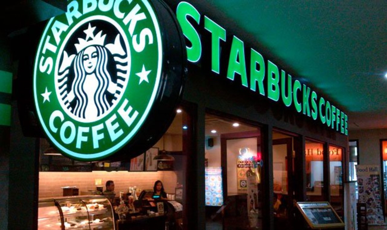 Dinámico. La cadena de cafeterías Starbucks forma parte del Grupo Alsea.