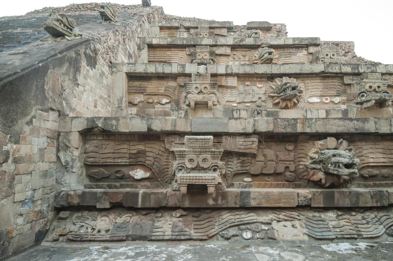 Hallazgo. Descubre el INAH una nueva cámara y un túnel bajo la Pirámide de la Luna del complejo de Teotihuacan. (CORTESÍA)