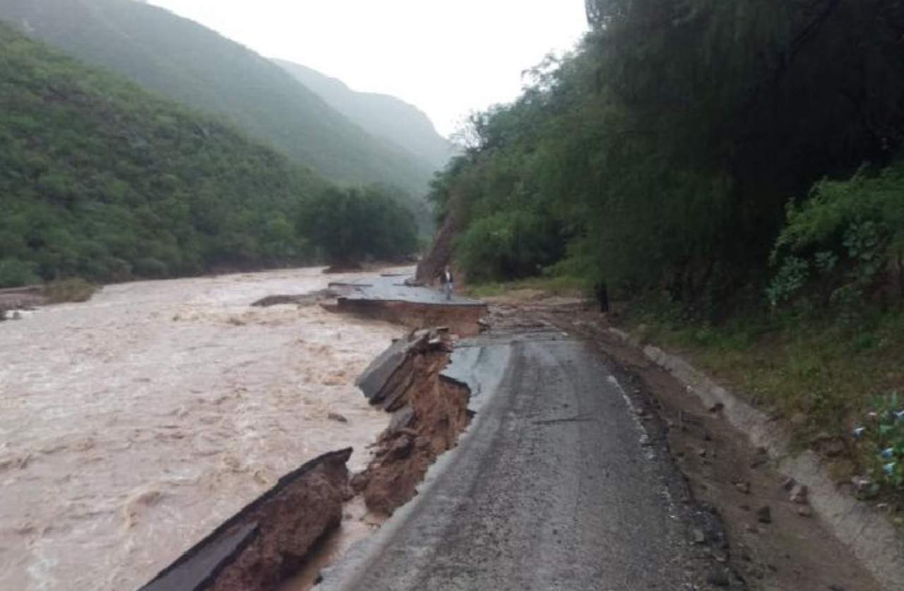 Carretera. La carretera Mezquital-Huazamota prácticamente se destruyó en el kilómetro 50 cuando la creciente del río Temoaya, desgajó casi toda la carpeta asfáltica. (EL SIGLO DE TORREÓN)