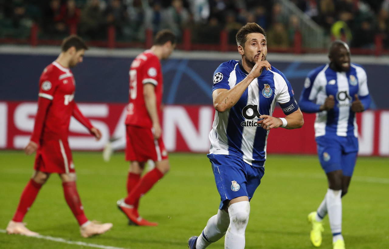 Con un cabezazo a pase del 'Tecatito', Herrera marcó el segundo gol.
