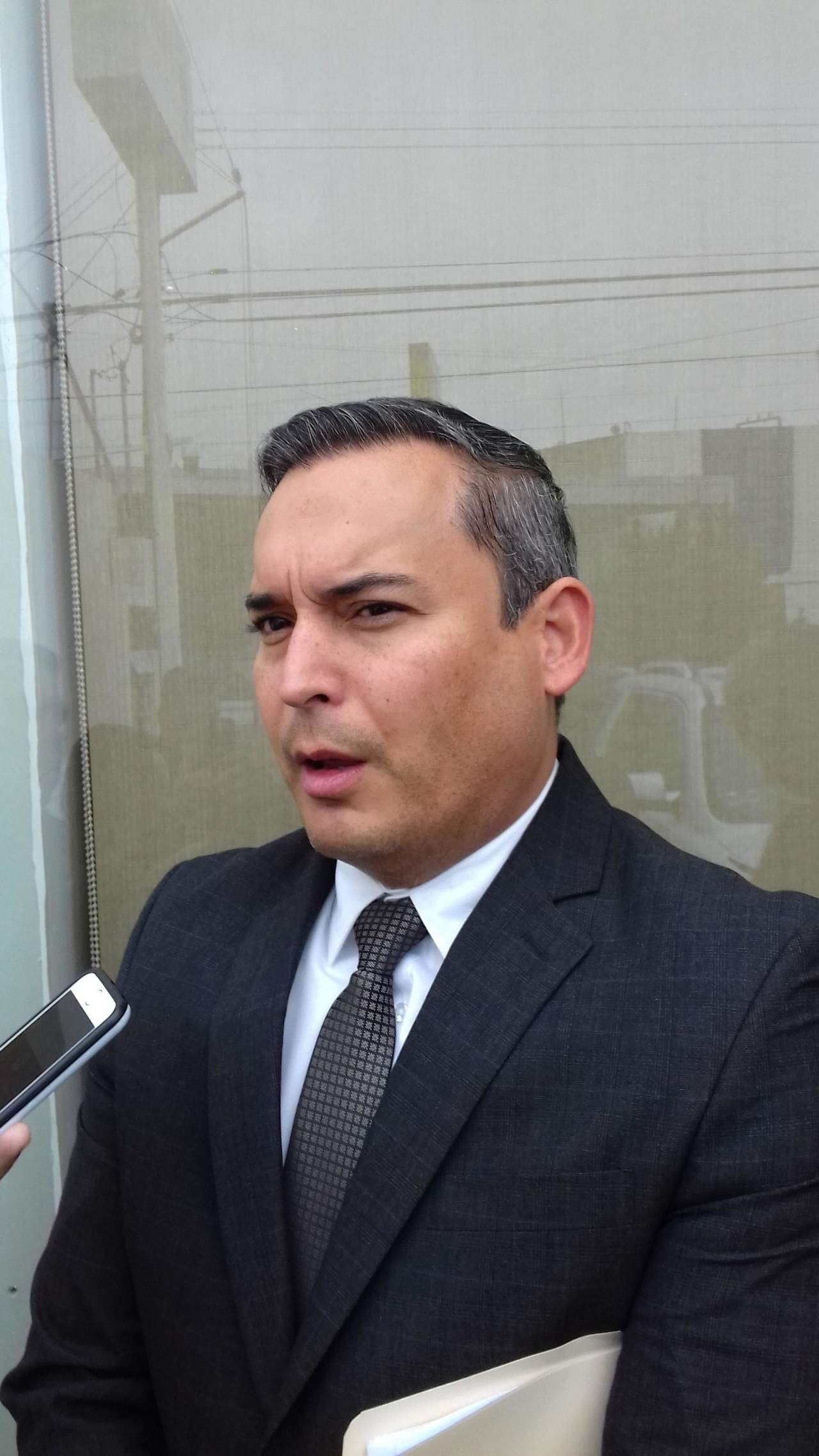 El diputado Edgar Sánchez Garza acudió a la Fiscalía Anticorrupción para interponer una denuncia contra la alcaldesa de San Pedro, así como contra otros cuatro funcionarios municipales más.