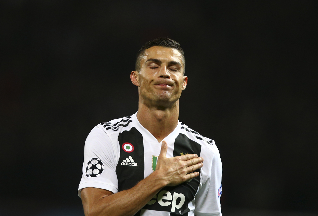 Cristiano Ronaldo, de la Juventus, hace un gesto al final del encuentro de la Liga de Campeones ante el Manchester United.