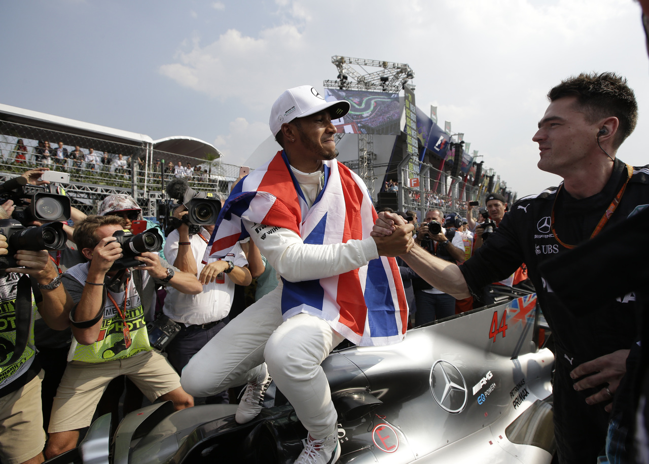 El británico Lewis Hamilton durante su festejo al ganar la temporada pasada, justo cuando terminó el Gran Premio de México.