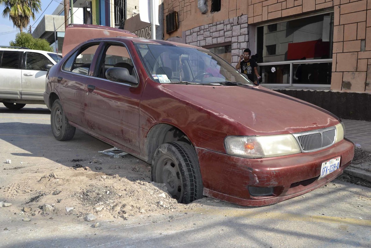 Derecho. Si su vehículo sufre daños a consecuencia del mal estado de la pavimentación, puede denunciarlo. (EDITH GONZÁLEZ)