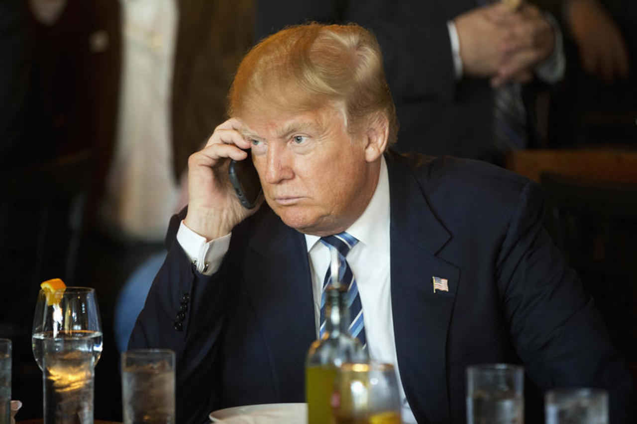 Llamadas. El presidente Donald Trump, continúa usando su teléfono personal pese a advertencias del servicio de inteligencia. (ESPECIAL)