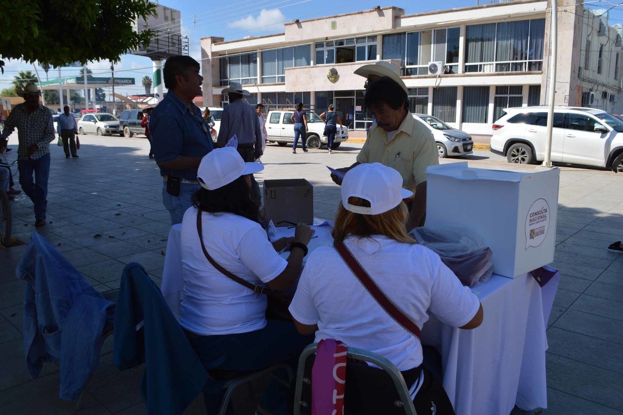 Participación. En las plazas principales de Matamoros y San Pedro se inició la consulta de Morena por el NAICM. (EL SIGLO DE TORREÓN/ROBERTO ITURRIAGA)