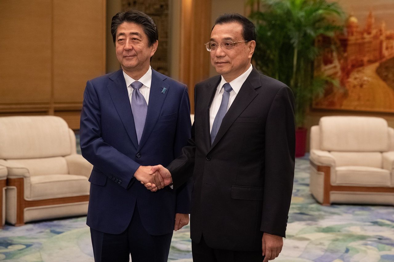 Juntos. El primer ministro de Japón, Shinzo Abe, se reunió ayer con el primer ministro chino, Li Keqiang. (EFE)