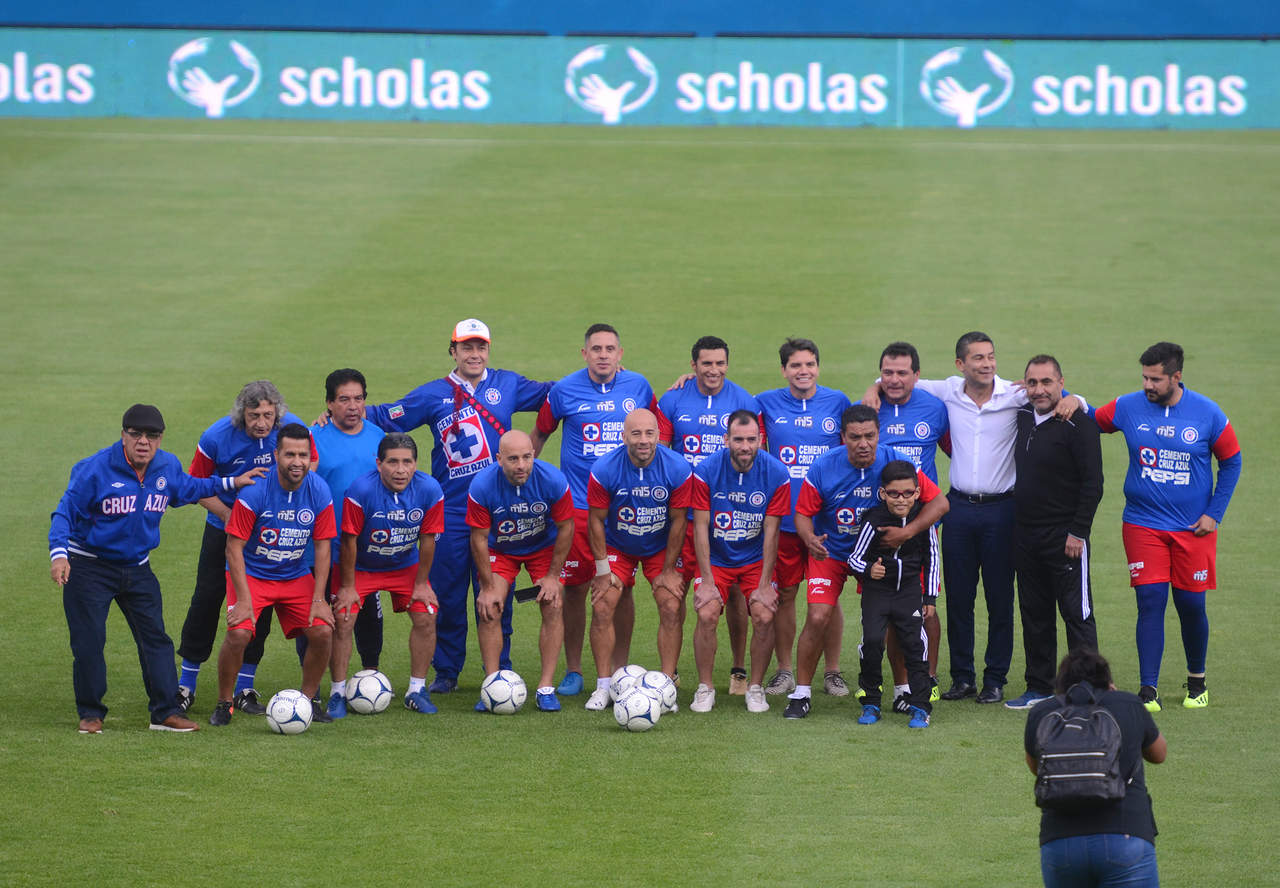 Los exjugadores de Cruz Azul previo al duelo amistoso contra el América por la despedida del Estadio Azul. (ARCHIVO)
