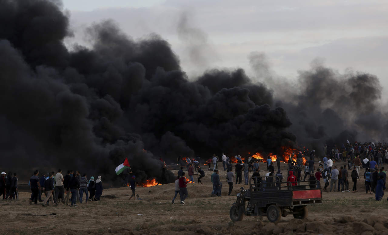 El balance de víctimas, que incluye a por lo menos 85 heridos, fue dado a conocer la noche de este viernes por el Ministerio de Salud en Gaza, tras concluir la jornada semanal de protestas palestinas que se realizan desde hace más de seis meses. (AP)