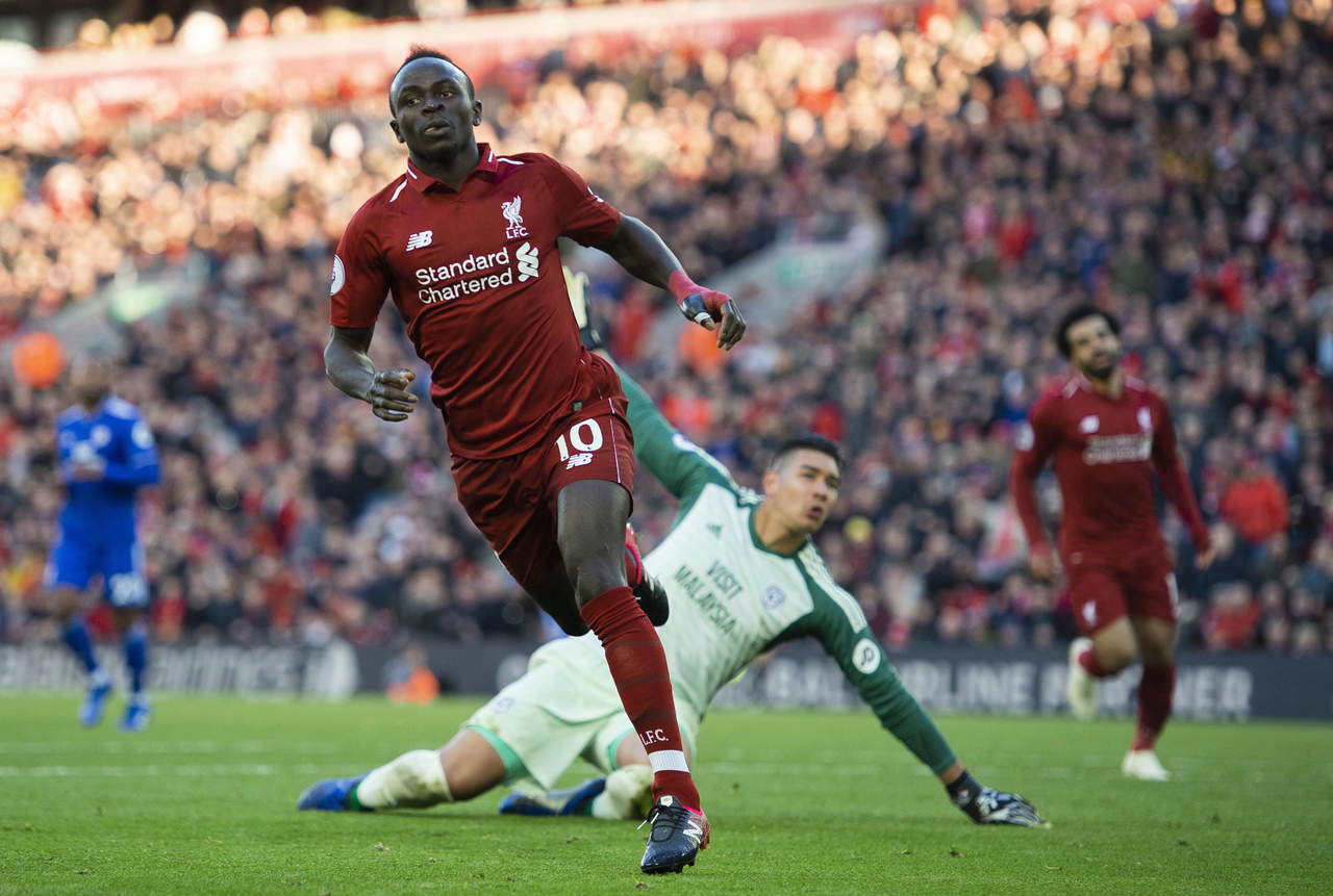 Mané anotó dos veces y Liverpool se colocó con tres puntos de ventaja en la cima de la Liga Premier. (EFE)