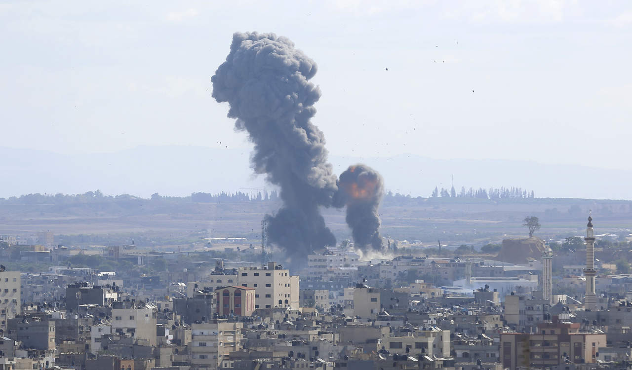 Según un comunicado emitido por las Fuerzas de Defensa de Israel (FDI), los militantes palestinos lanzaron 34 cohetes desde Gaza, de los cuales 17 fueron interceptados por el sistema de defensa aérea “Escudo de Acero”. (AP)