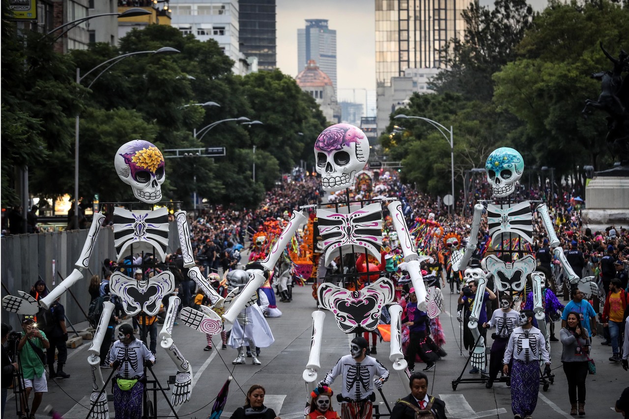 Fiesta. Con decenas de esqueletos y carros alegóricos que iniciaron su recorrido en la Estela de Luz sobre Reforma.