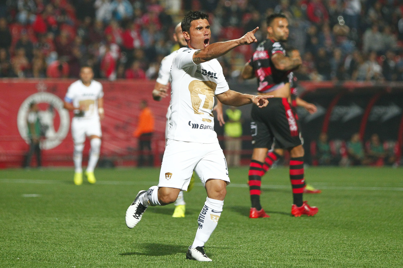 Gustavo Alustiza, del Pumas, en festejo tras haber anotado el primer gol de su equipo durante el juego de la jornada 14.