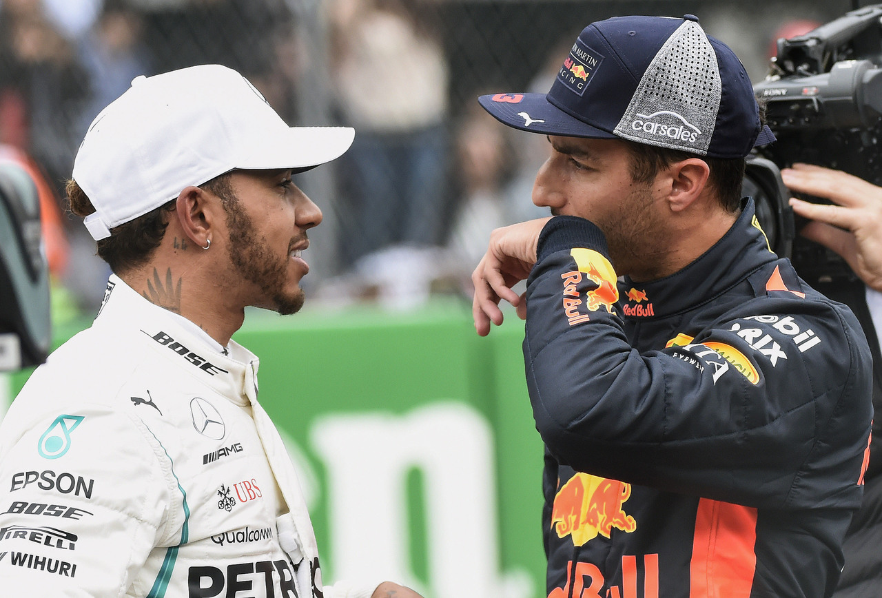 Daniel Ricciardo (derecha), de Red Bull, y Lewis Hamilton, de Mercedes, conversan durante la calificación en el Gran Premio de México.