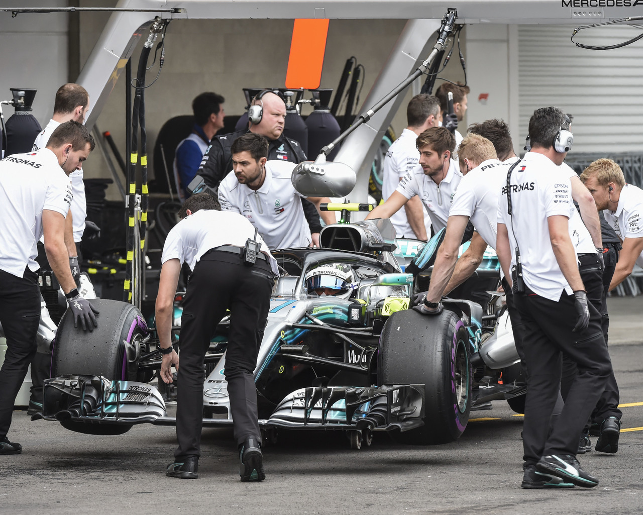 El británico de Mercedes Lewis Hamilton partirá tercero en la parrilla de salida hoy; quiere coronarse y festejar en el podio.