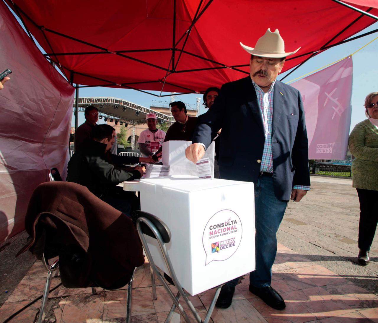 Ejercicio. Guadiana emitió su voto en la casilla ubicada en la Plaza de Armas de Saltillo.