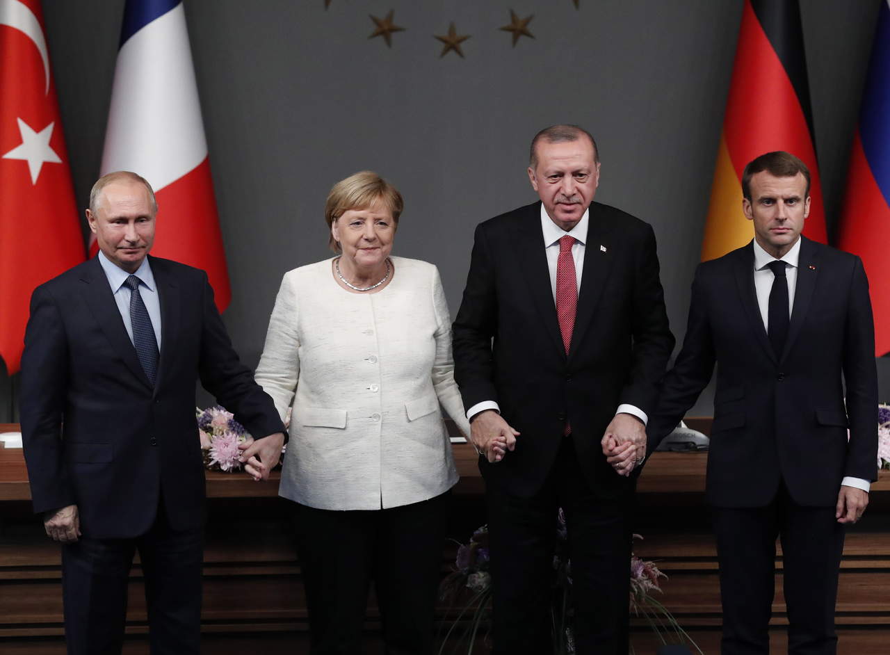 La canciller federal alemana Angela Merkel y los presidentes Emmanuel Macron (Francia), Vladimir Putin (Rusia) y Recep Tayyip Erdogan (Turquía) celebraron ayer sábado una cumbre en la ciudad turca de Estambul, en la que también estuvo presente el enviado especial de la ONU en Siria, Staffan de Mistura, pero ningún representante de EU. (EFE) 