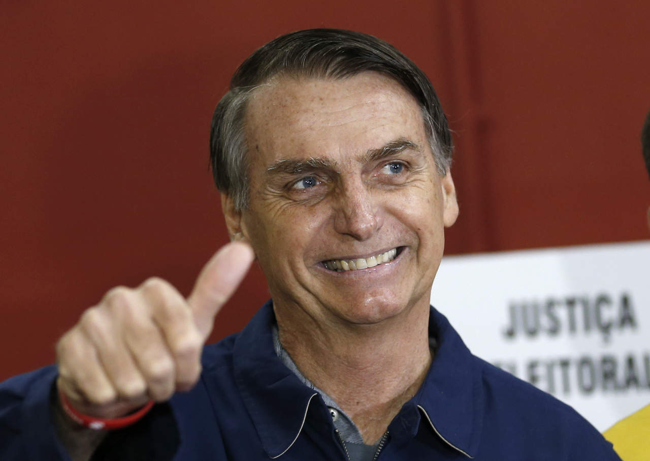 Adelante. Aunque Bolsonaro cayó entre dos y tres puntos, sigue como el favorito para ganar los comicios de Brasil.