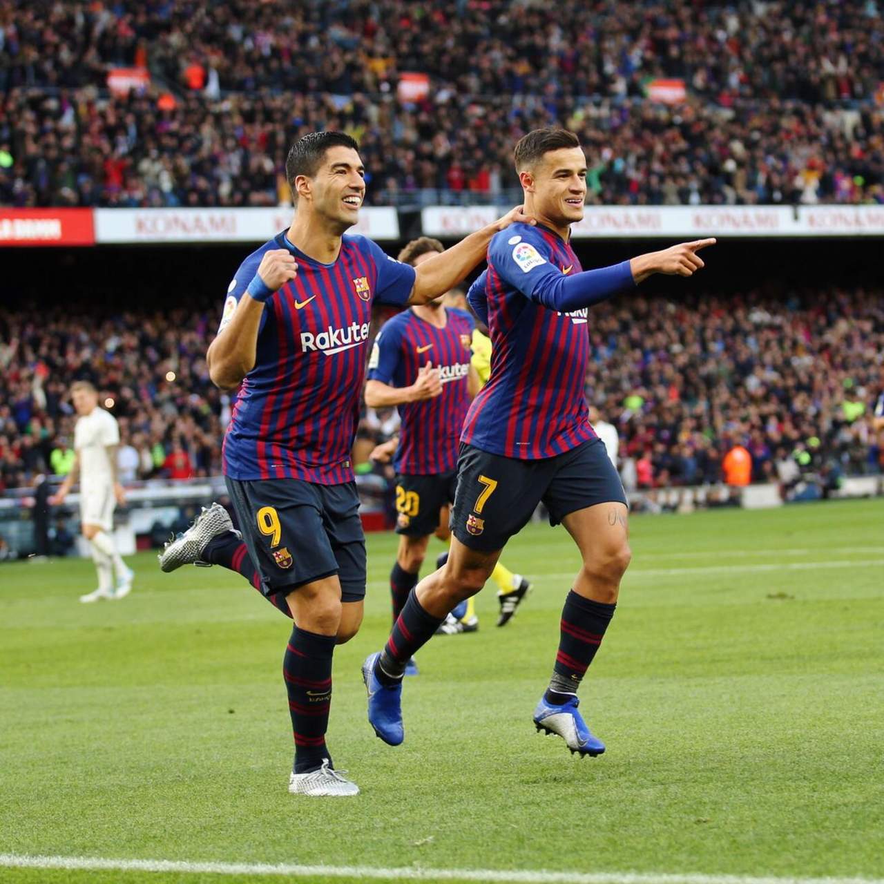 Coutinho y Suárez festejan el primero gol del encuentro.