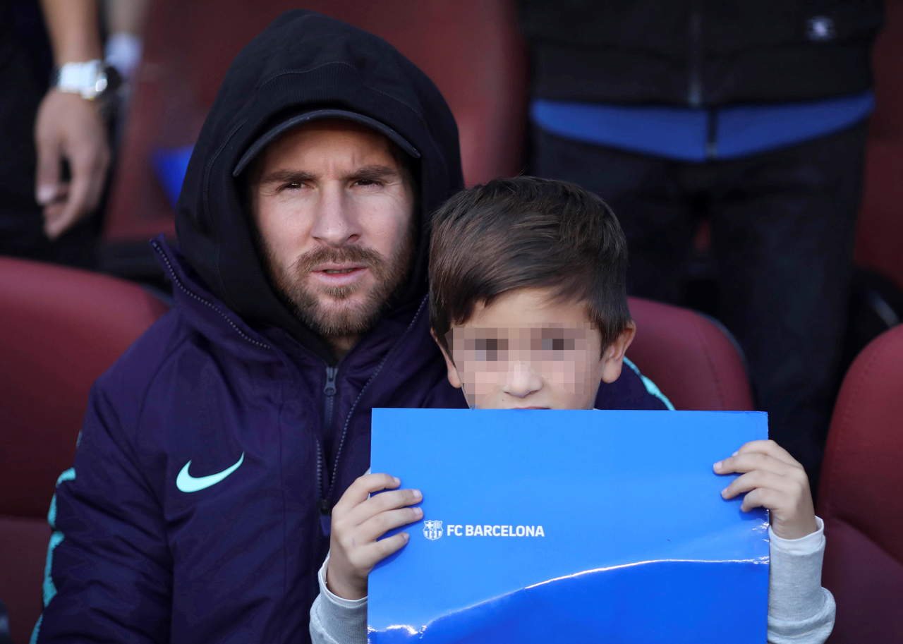 Lionel Messi vio la goleada de su equipo, FC Barcelona, desde la grada junto a su hijo mayor.