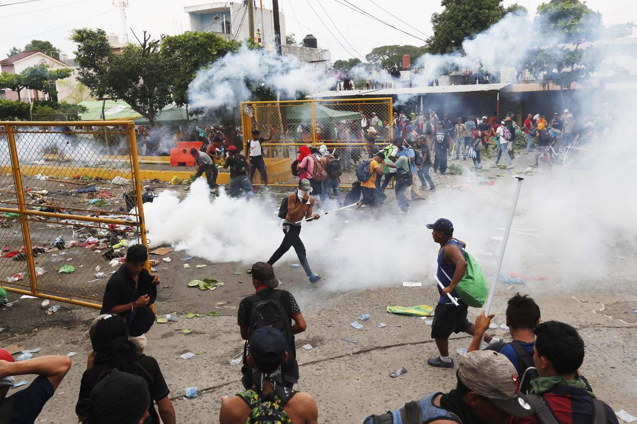 Los antimotines guatemaltecos lanzaron bombas lacrimógenas a los migrantes que, en su desesperación por seguir su trayectoria hacia Estados Unidos, respondían con piedras y palos. (EFE) 