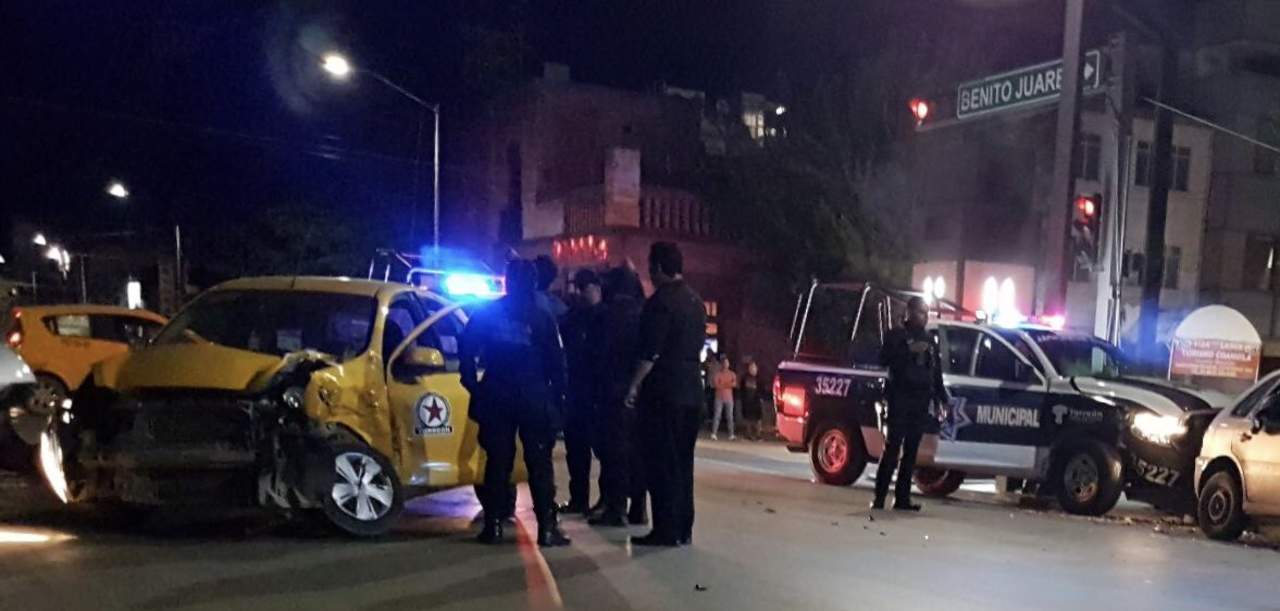 Chocan patrulla de la DSPM y taxi; reportan más de 100 mil pesos en daños
