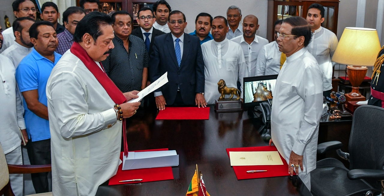 Mandato. Mahinda Rajapaksa (Izq.) juró la semana pasada como primer ministro de Sri Lanka. (EFE)