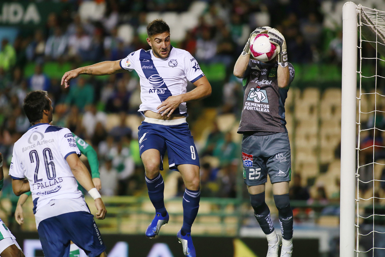 Lucas Cavallini, del Puebla, durante el juego de la Jornada 14 en el Estadio Nou Camp.