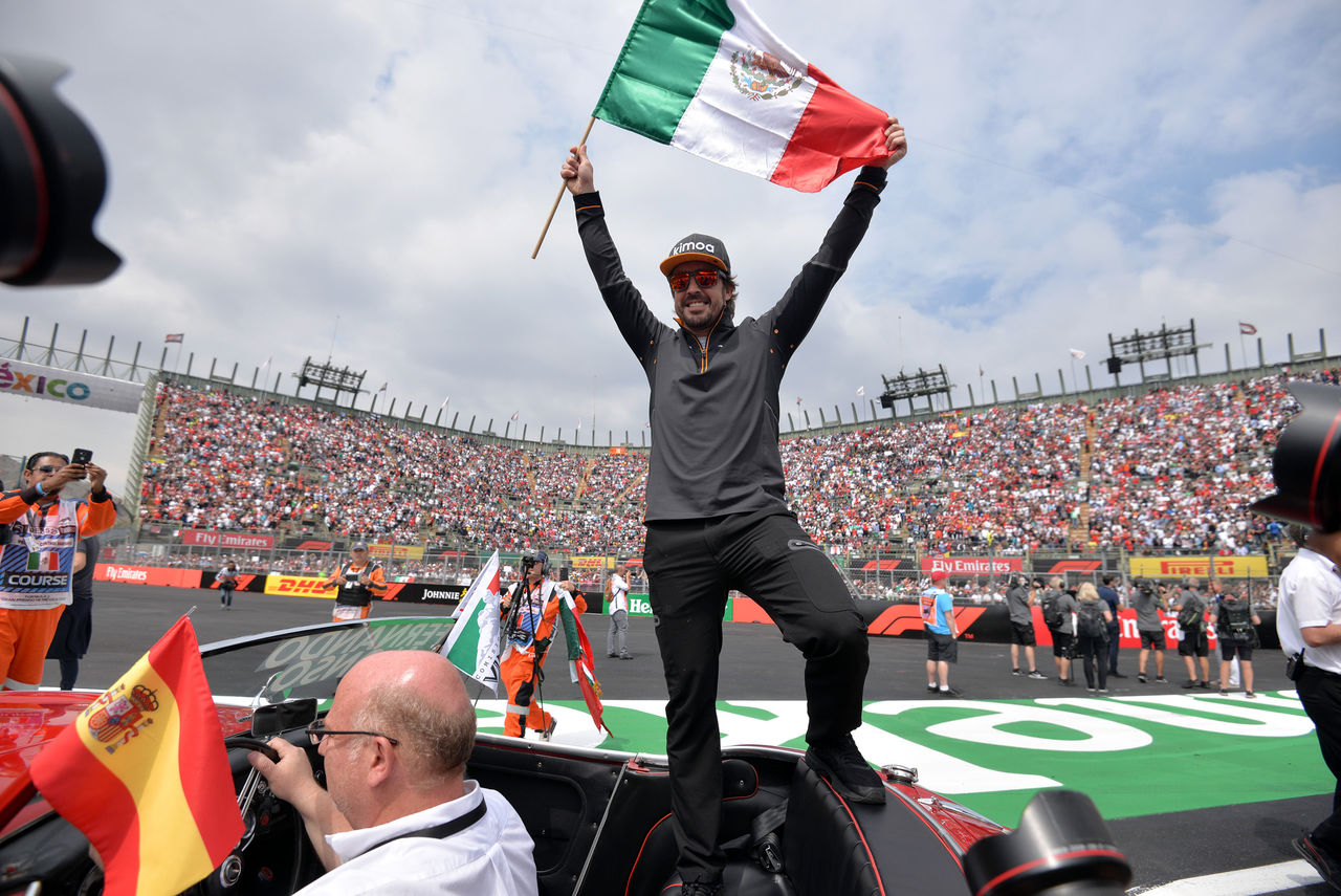 El español Fernando Alonso, de McLaren, saluda durante el desfile previo al Gran Premio de México, ayer.