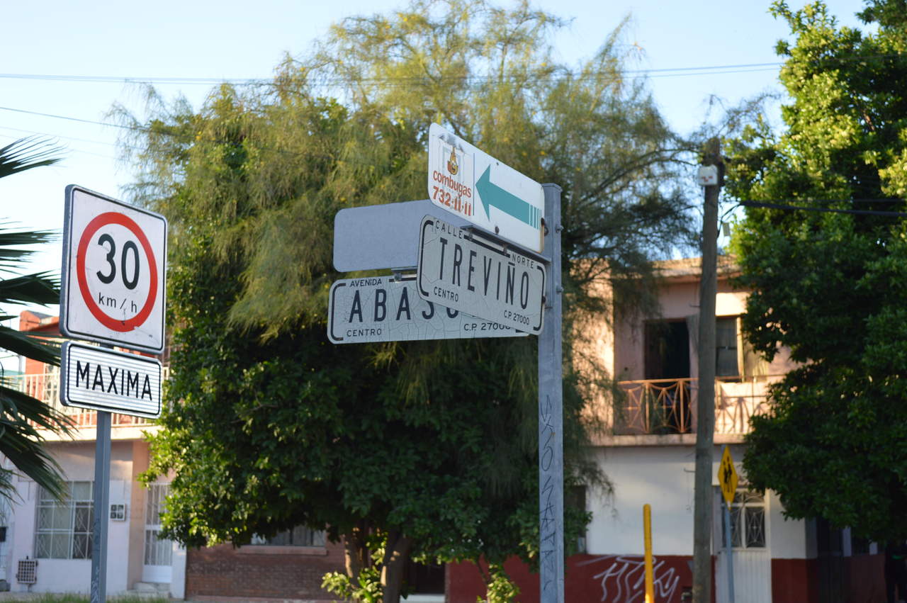Dicen. En Lerdo dicen que en Torreón, Coahuila, las nomenclaturas no están en ambas caras de las láminas; sin embargo, sí las traen, salvo unas de las más recientes que se instalaron. (EL SIGLO DE TORREÓN)