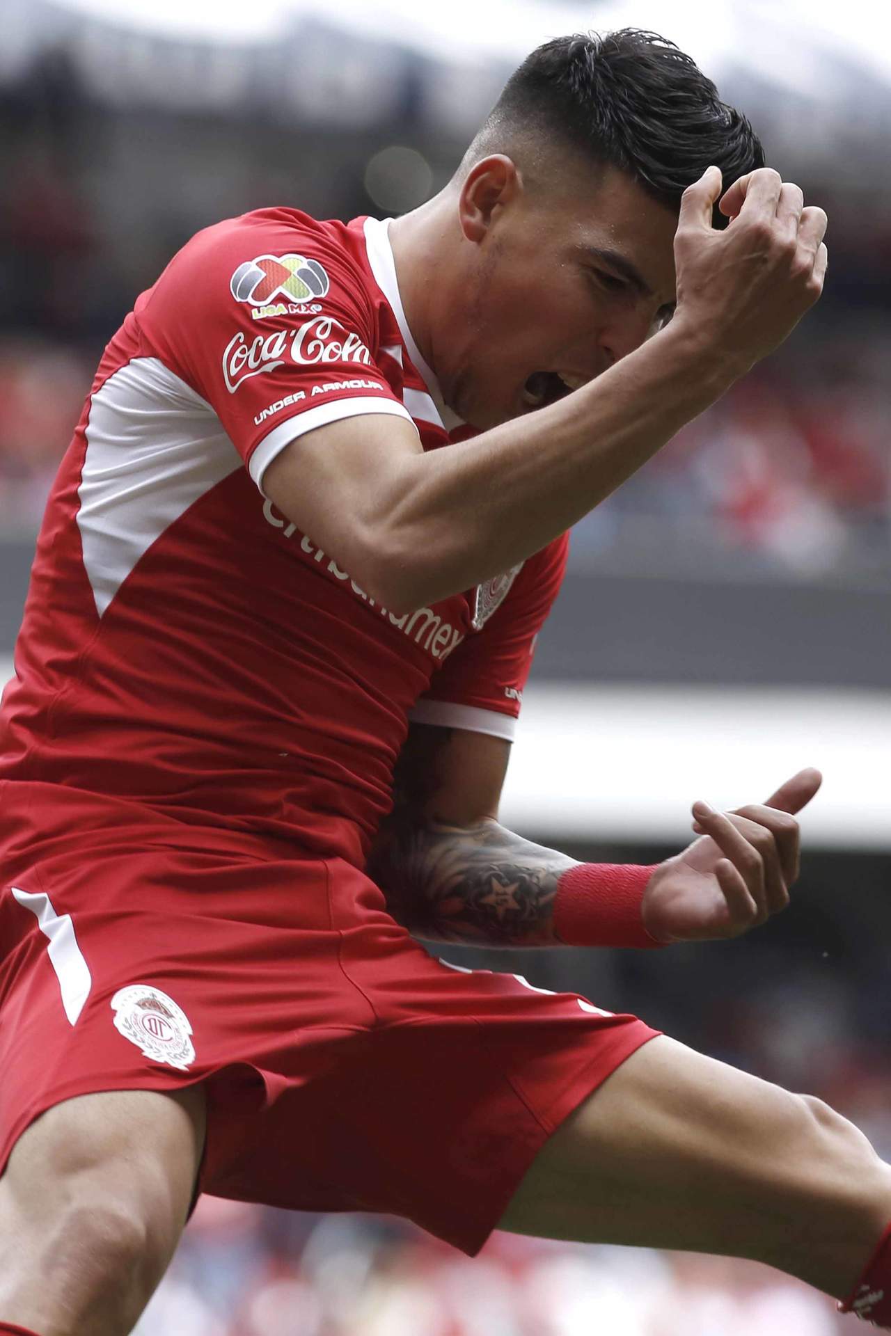 Héroe. Luis Ángel Mendoza anotó dos goles en la victoria de Toluca 4-0 ante Querétaro. (Agencias)