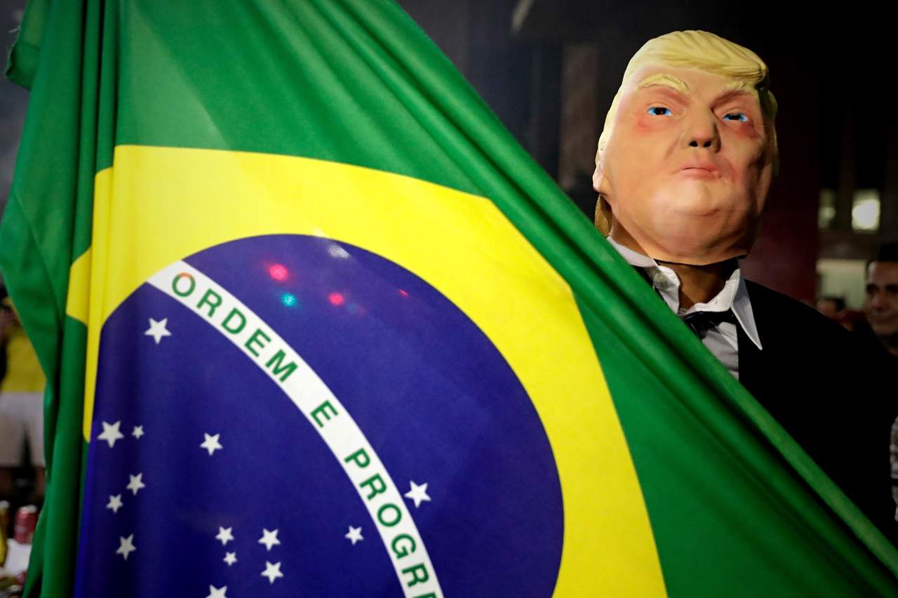 Jair Bolsonaro afirmó ayer que recibió llamadas de felicitación de varios líderes mundiales, entre los que citó al estadounidense Donald Trump, y dijo que, como mandatario, pretende acercarse a otros países que han sido relegados por el gigante sudamericano. (AGENCIAS)