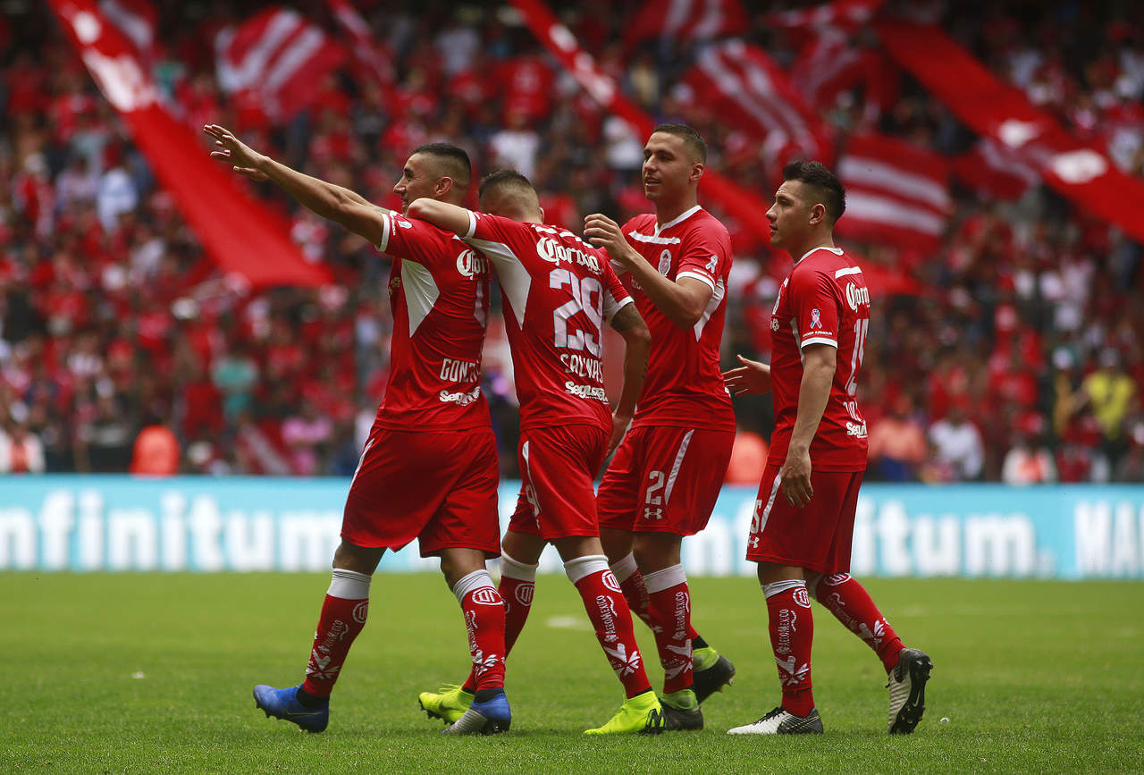 Los jugadores del Toluca festejan el segundo gol de su equipo. (Jam Media)