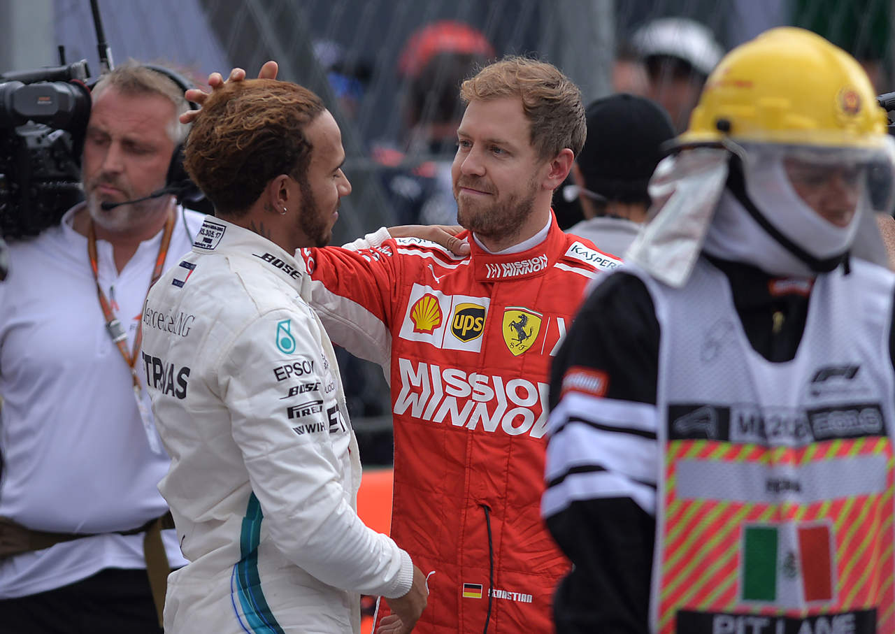 Sebastián Vettel, piloto de la escudería Ferrari, felicita a Lewis Hamilton por su nuevo título de Fórmula 1.