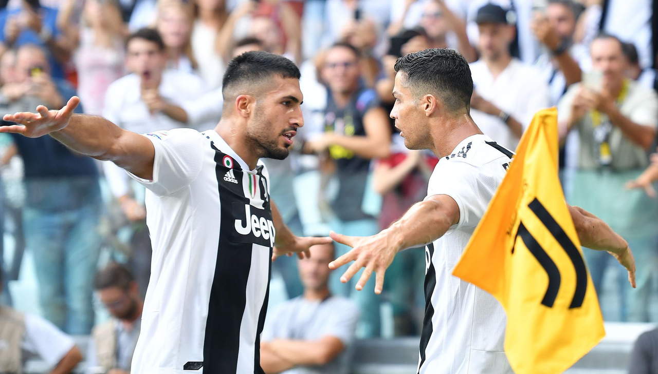 Emre Can festeja junto a Cristiano Ronaldo un gol de la Juventus en la Serie A. (ARCHIVO)
