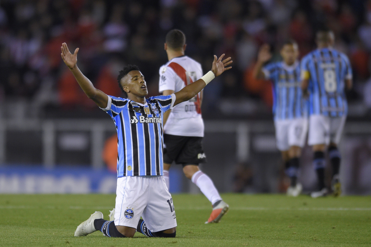 Bruno Cortez, del Gremio de Brasil, festeja la victoria por 1-0 sobre River Plate de Argentina en la ida de las semifinales por la Copa Libertadores.