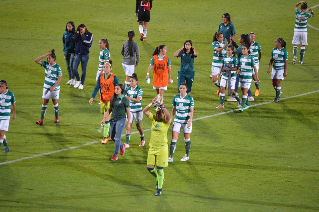 Las jugadoras del Santos Femenil agradecieron su presencia a los aficionados en el Estadio Corona.