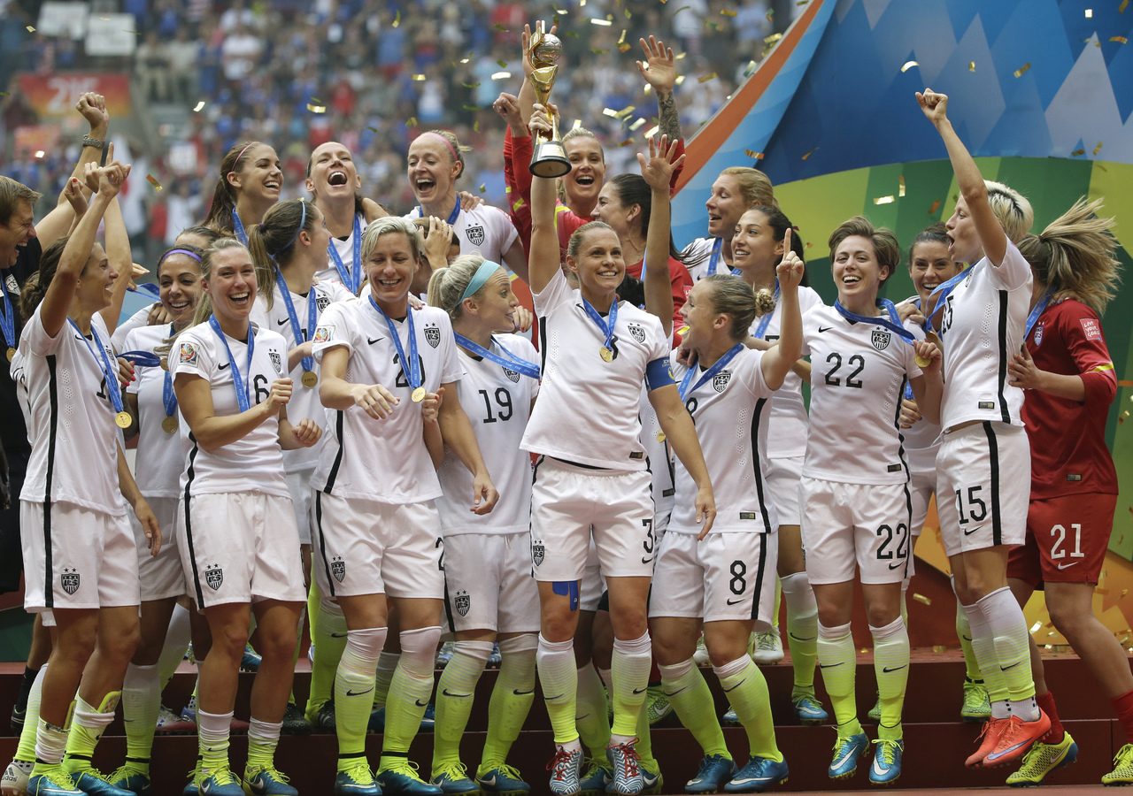 Estados Unidos festeja tras vencer a Japón en la final del Mundial en 2015.