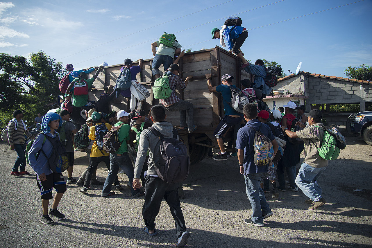 Los esperan. Los migrantes intentan por cualquier medio irse acercando a la frontera entre México y Estados Unidos. (EFE)