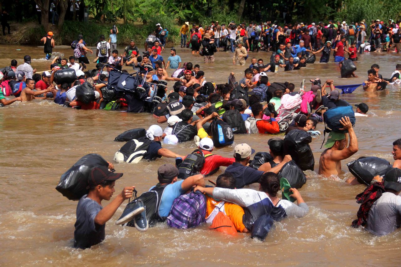Desesperados. Un grupo de migrantes, que forman parte de la tercera caravana, ingresaron a México a través del río Suchiate.