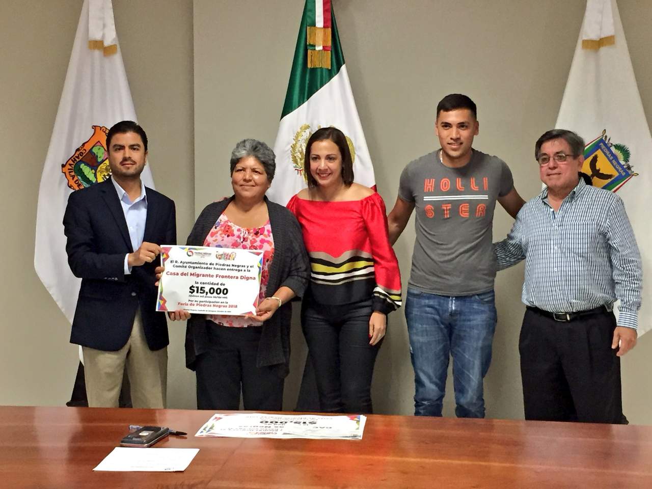 La entrega de los cheques se realizó en una reunión privada en la sala de cabildo de la presidencia municipal de Piedras Negras.