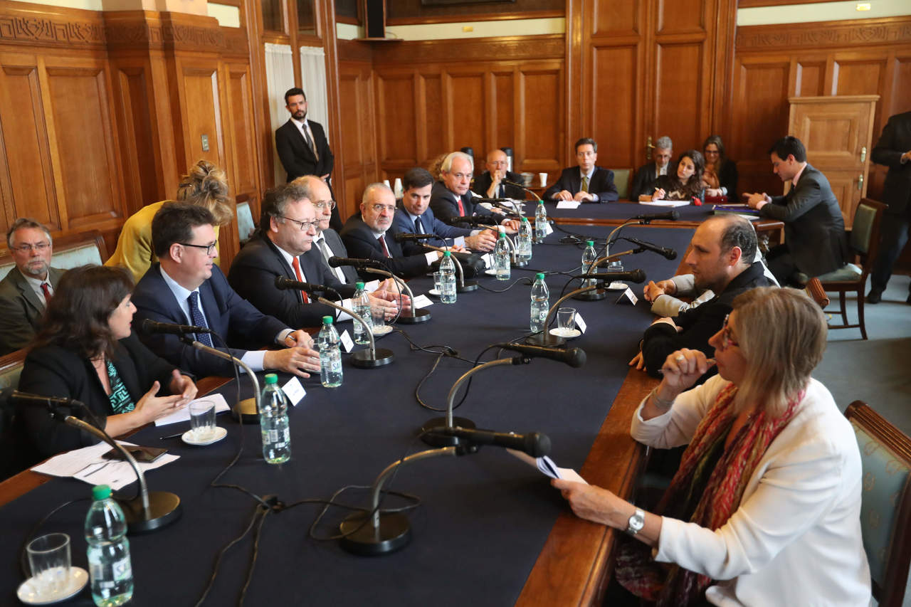 Representantes del Parlamento Europeo (i) se reúnen con representantes del Parlamento de Uruguay (d) en Montevideo (Uruguay). (EFE)