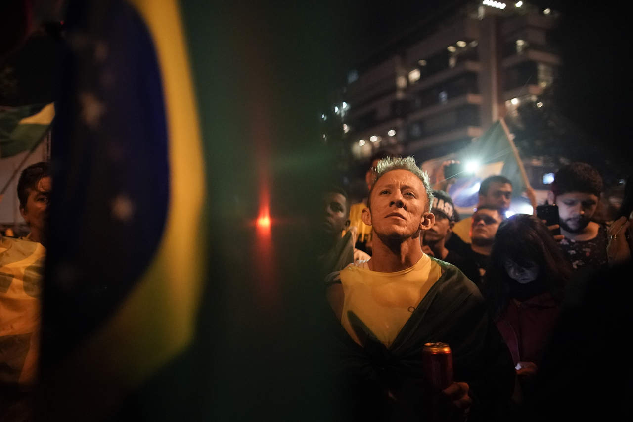 Estudiantes a favor y en contra de Bolsonaro protagonizan disputas