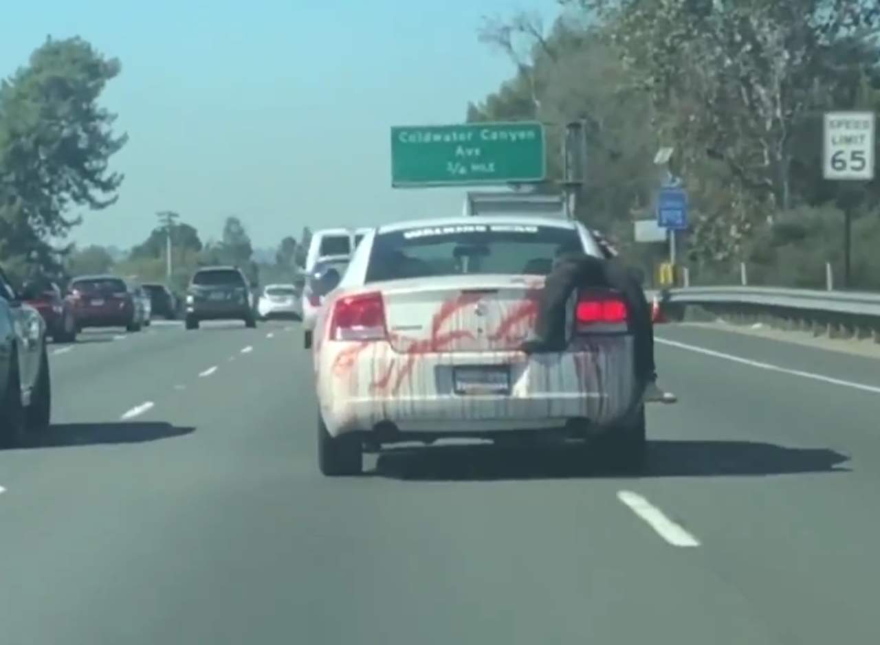 El auto circulaba por una autopista en Los Ángeles. (INTERNET)