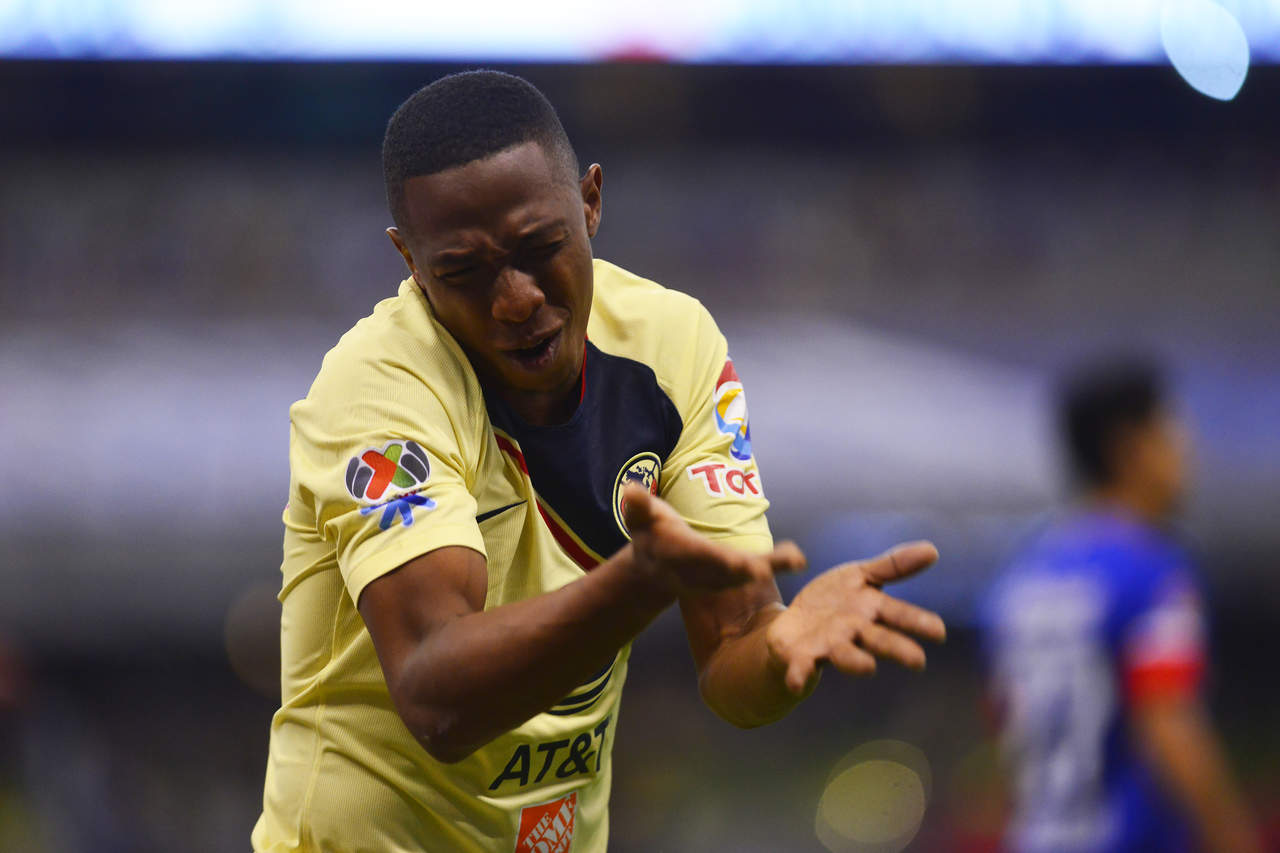 El colombiano Andrés Ibargüen reclama una jugada en el pasado clásico joven contra Cruz Azul. (Jam Media)